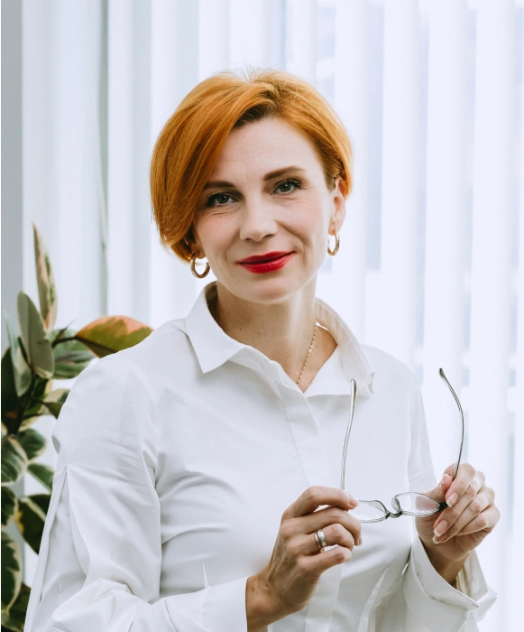 Тетяна Ківерник, керівник рекламного агентства, зосереджено працює над стратегіями